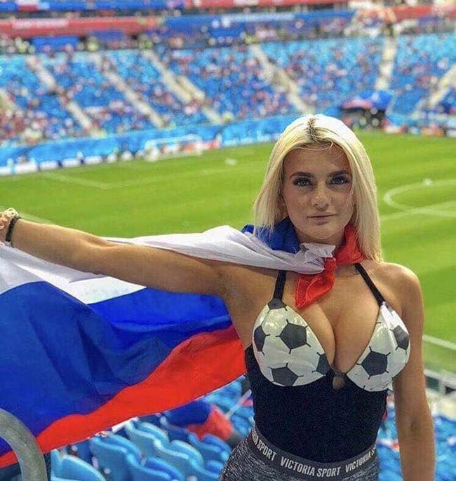 نگاهی به تصاویر برهنه هواداران زنان فوتبالی در استادیوم ها (18+)